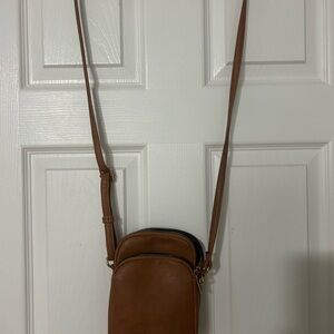 Sleek Tan Leather Crossbody Bag with Adjustable Strap